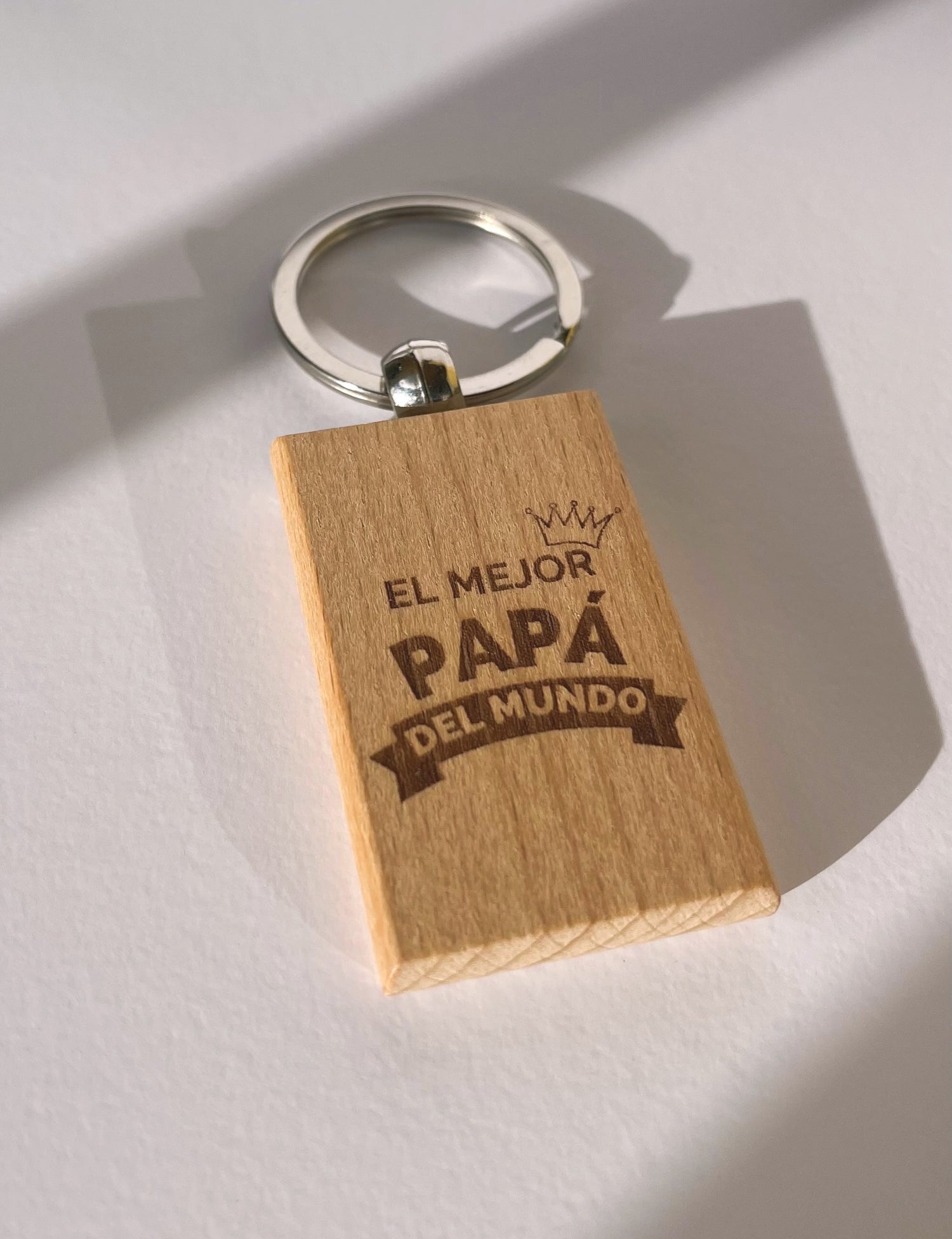 llavero de madera de forma rectangular con grabado personalizado a laser, ideal para regalar.